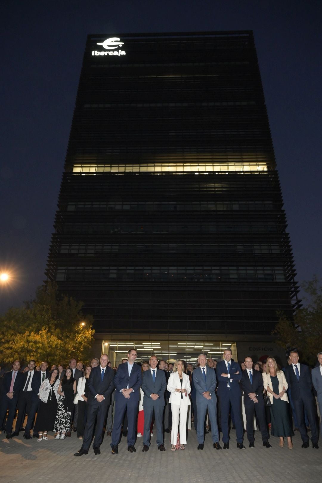 Fotos | Así ha sido la iluminación del nuevo letrero del edificio Ibercaja en Badajoz