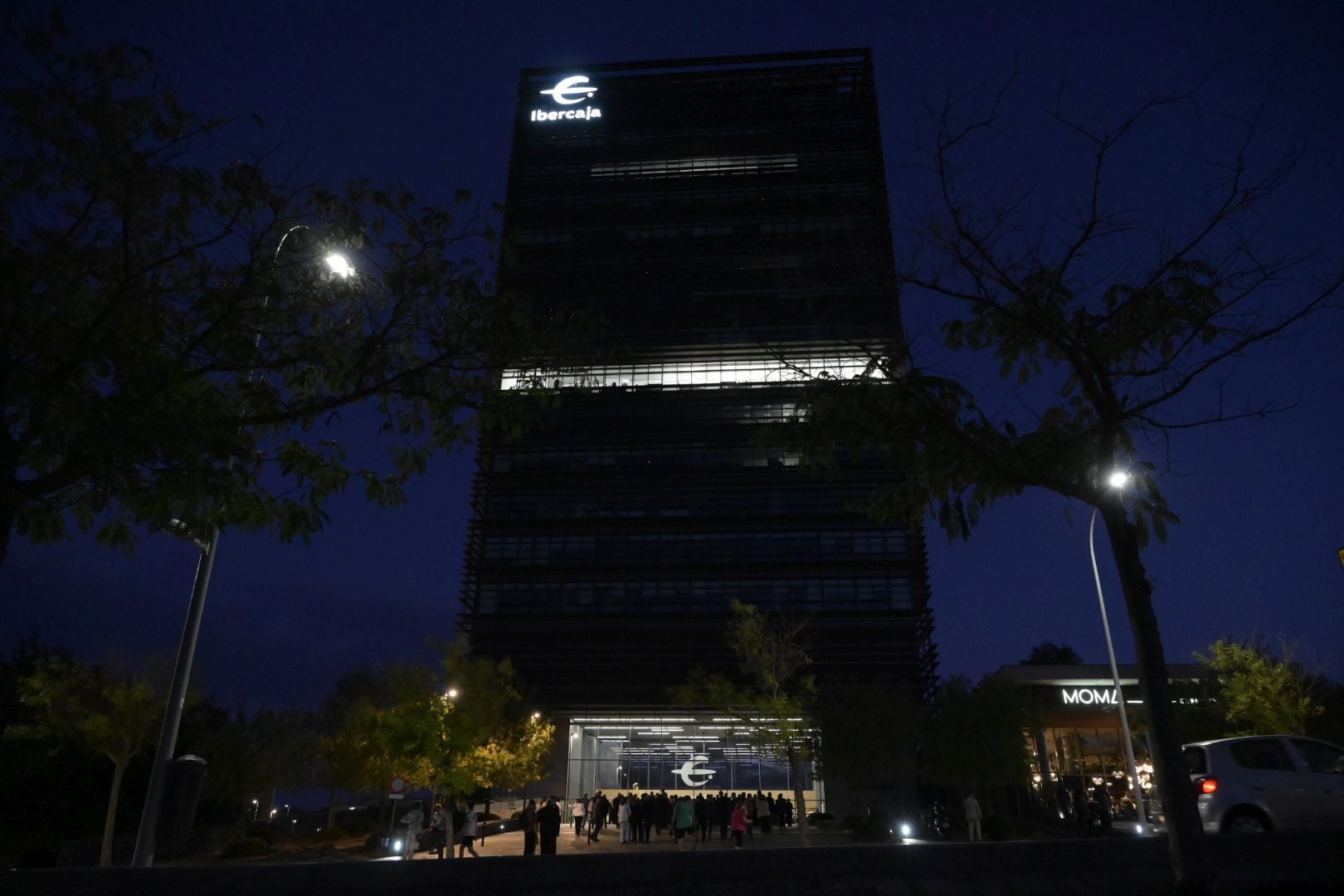 Fotos | Así ha sido la iluminación del nuevo letrero del edificio Ibercaja en Badajoz