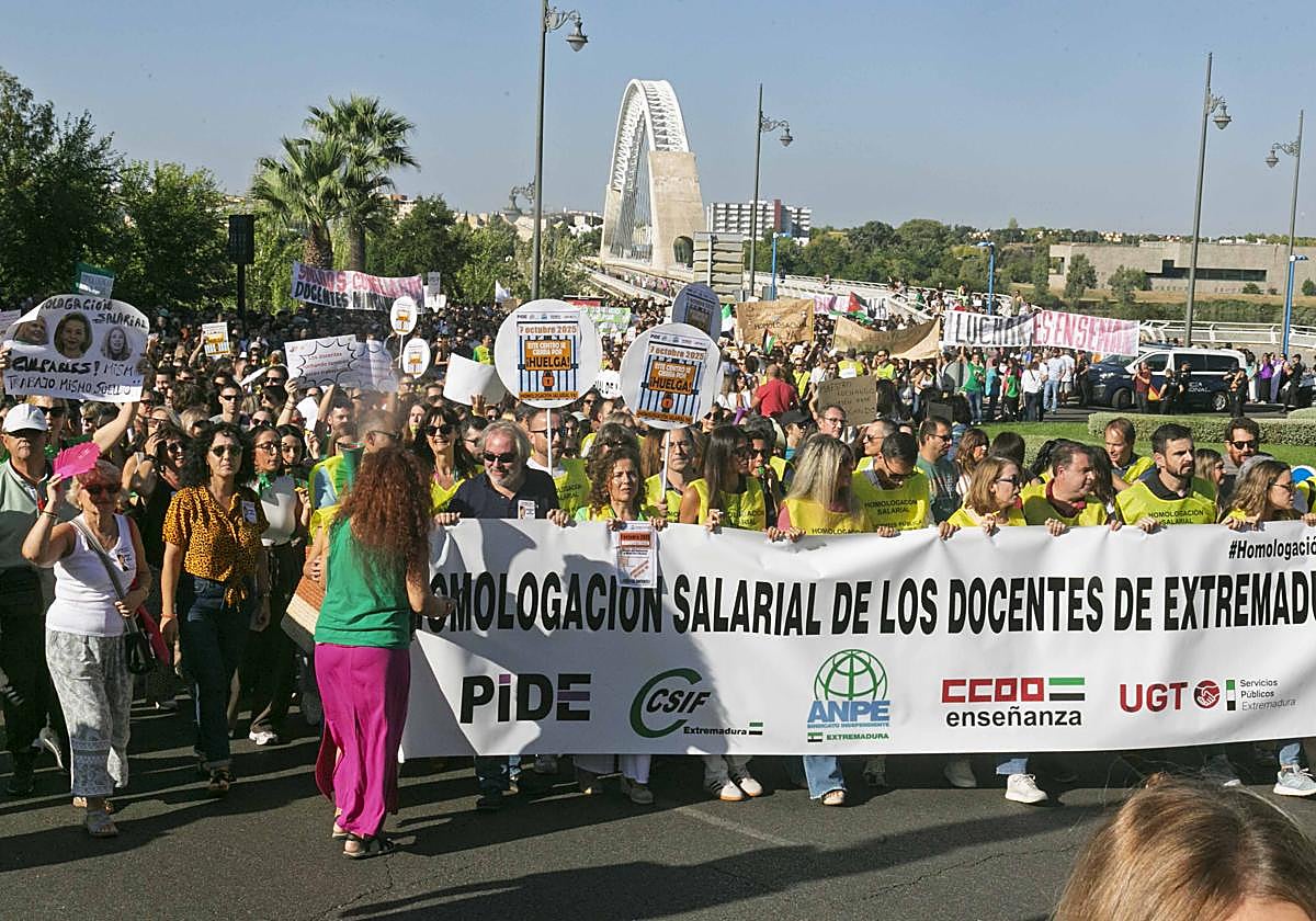 Fotos | Miles de docentes claman por una subida salarial en Mérida