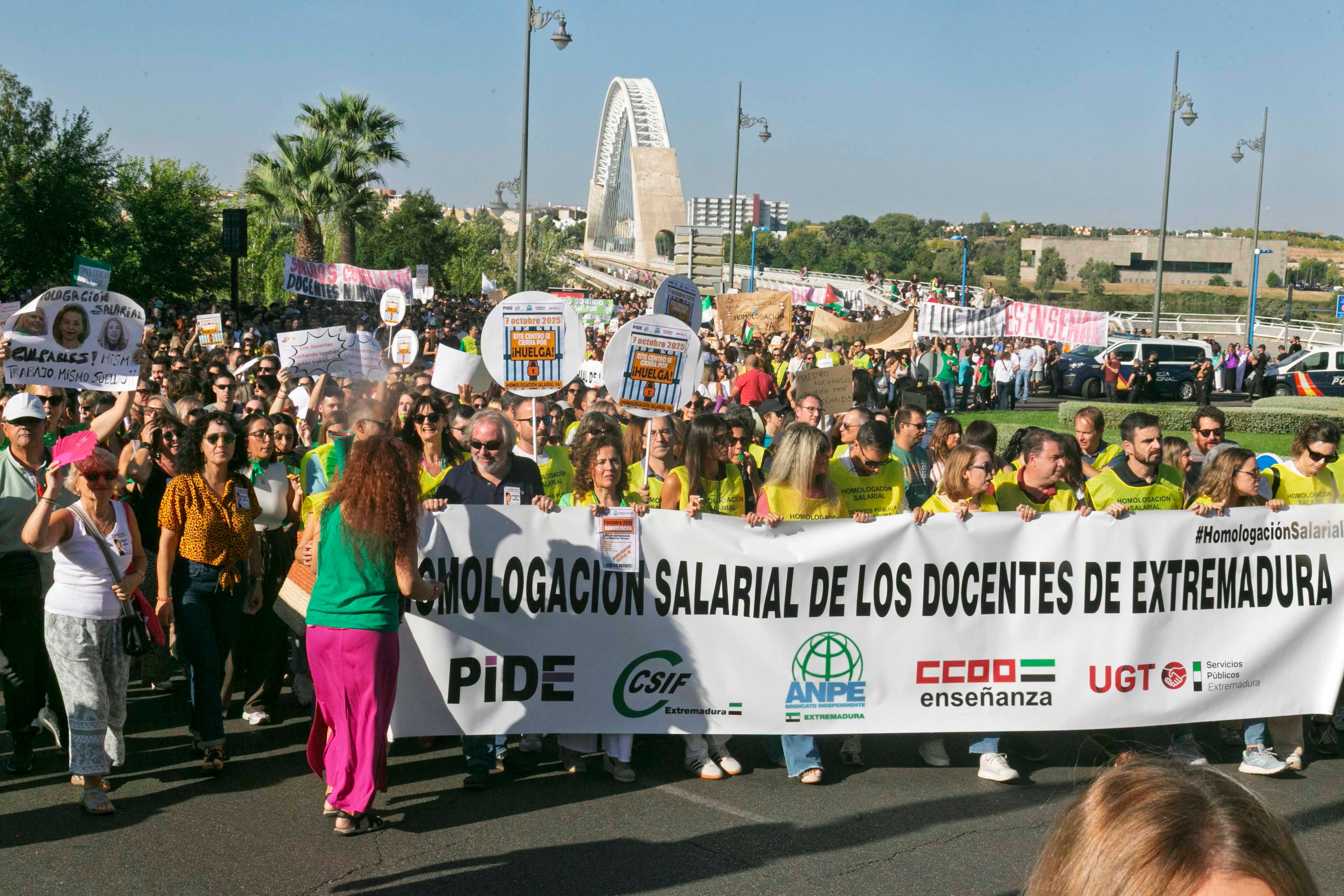 Fotos | Miles de docentes claman por una subida salarial en Mérida