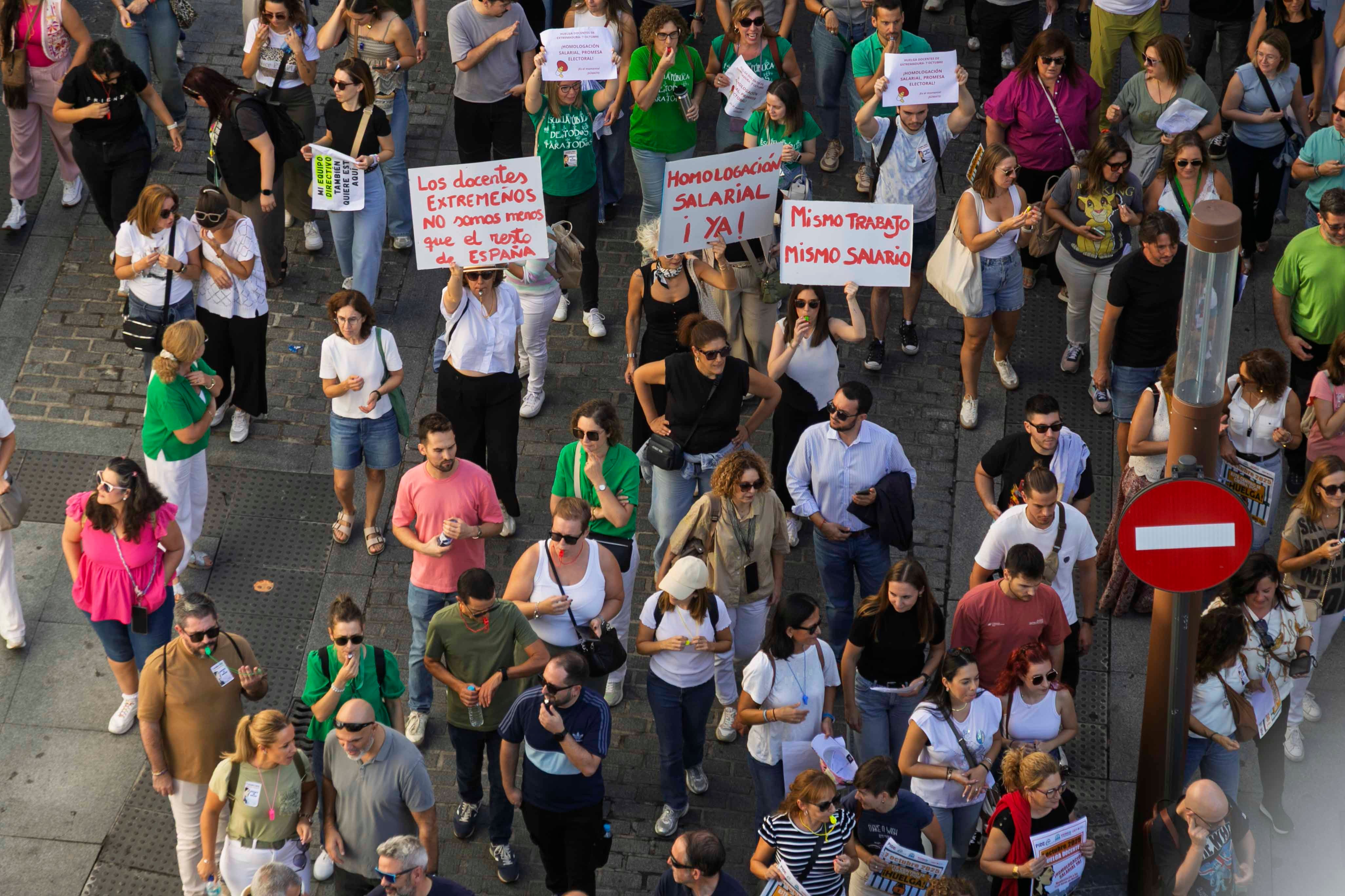 Fotos | Miles de docentes claman por una subida salarial en Mérida
