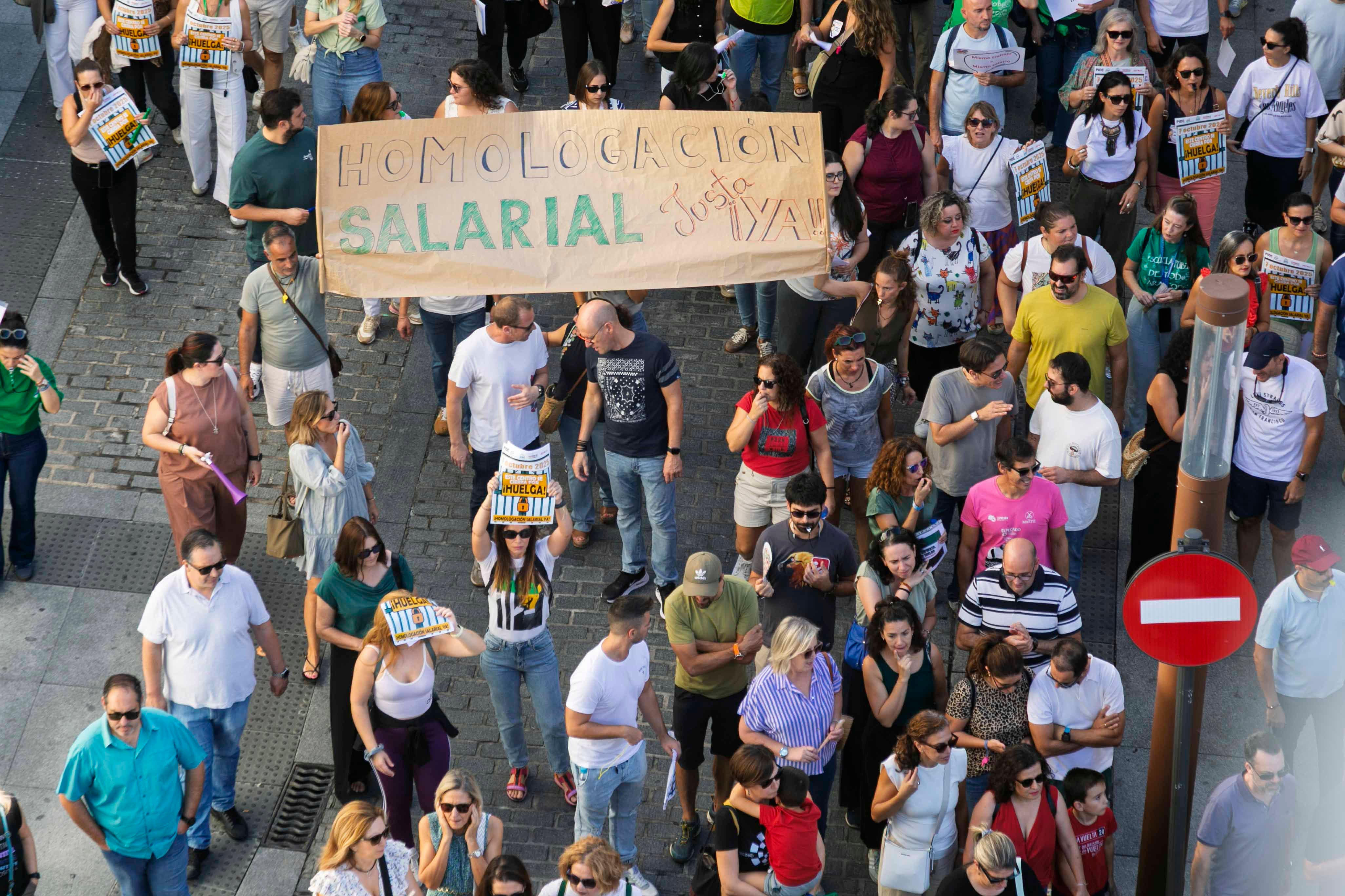Fotos | Miles de docentes claman por una subida salarial en Mérida