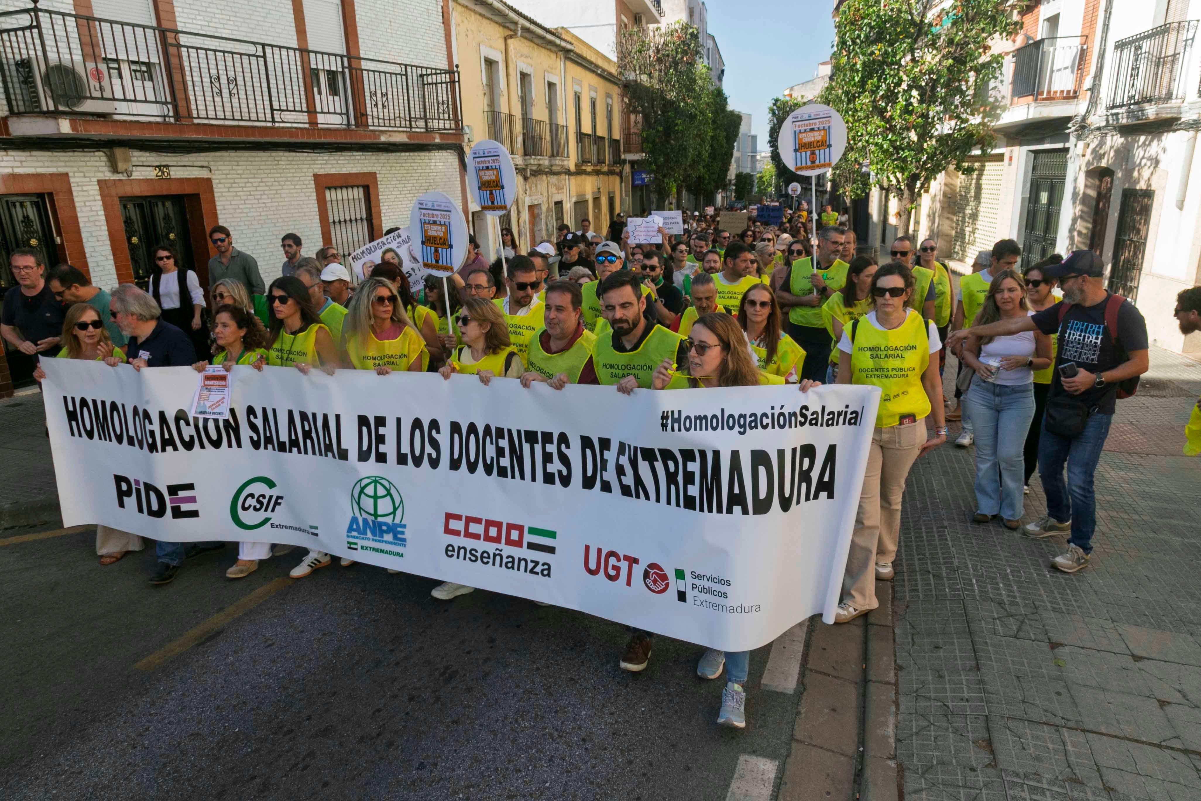 Fotos | Miles de docentes claman por una subida salarial en Mérida
