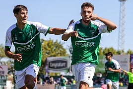 Ángel Carrasco y Asier Álvarez celebran un gol del Villanovense.