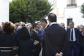 El presidente del Gobierno, Pedro Sánchez, saluda al alcalde de Olivenza, Manuel González Andrade.