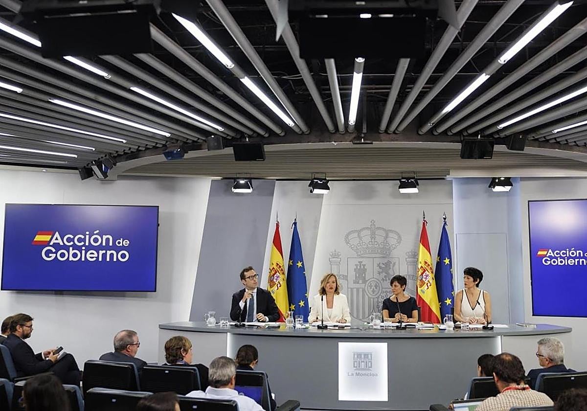 Imagen de una rueda de presna tras un Consejo de Ministros.