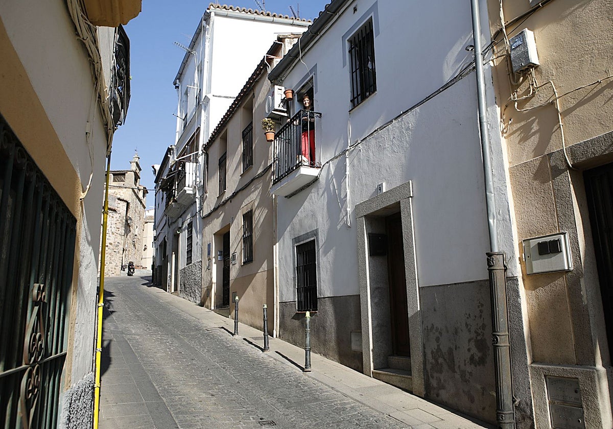 Calle Consolación, una de las calles afectadas por la avería producida este martes en Cáceres.