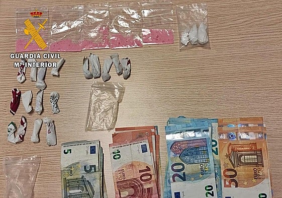 Droga y dinero intervenidos a los dos hermanos de Los Santos de Maimona