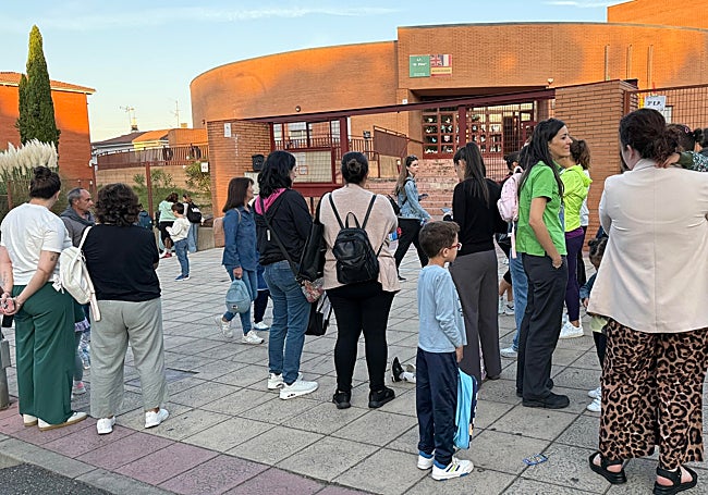 Madres con sus hijos, esta mañana a las puertas del colegio El Pilar.