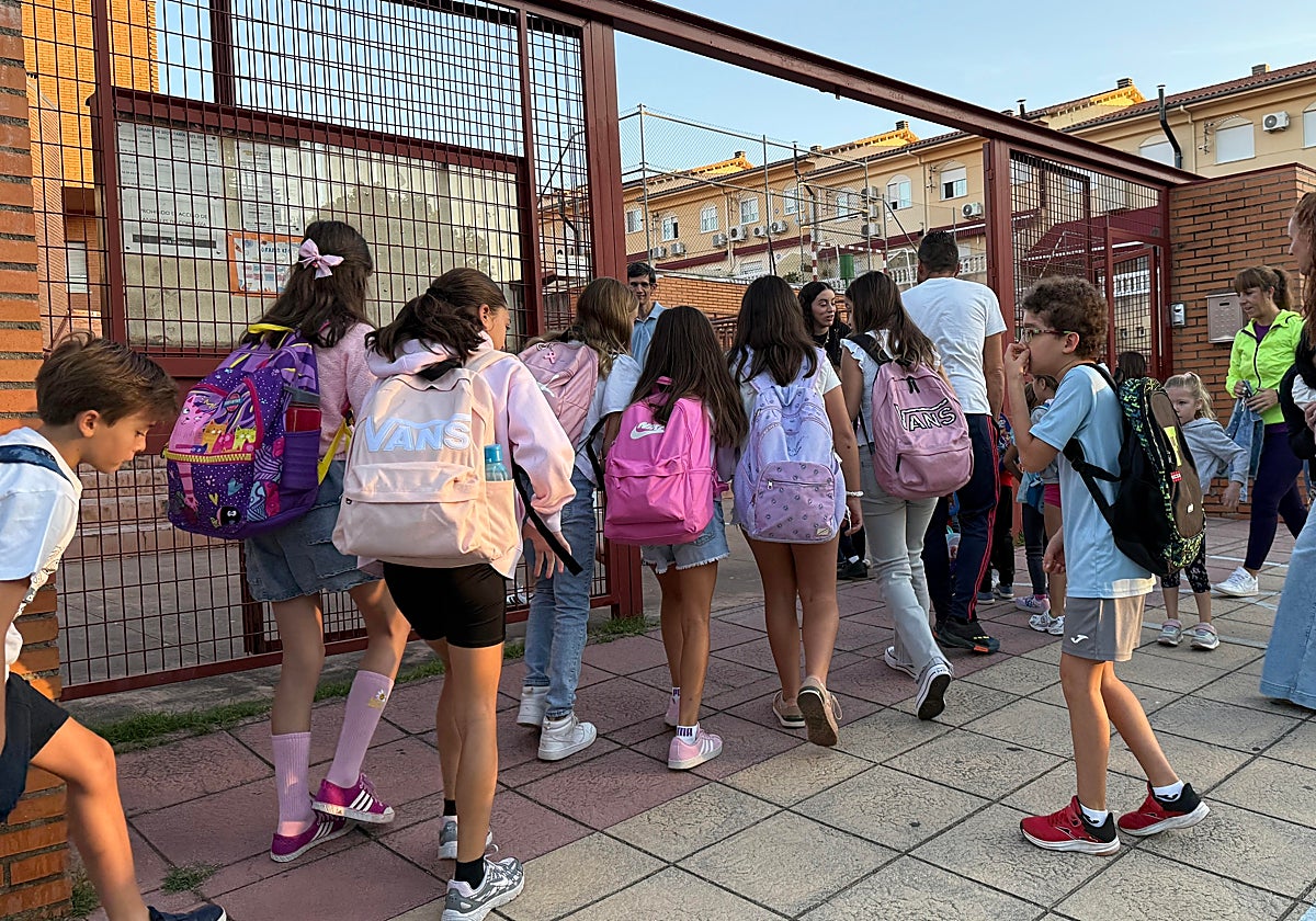 Escolares acceden esta mañana al colegio El Pilar, en Plasencia.