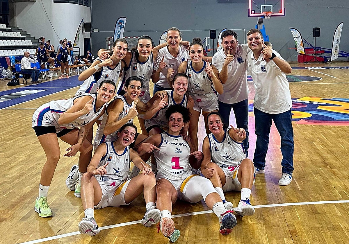 El Miralvalle celebra su primera victoria de la temporada.