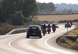Motos circulando por la EX203, una de las vías que será mejorada.