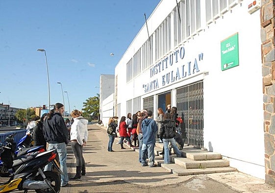 Exterior del IES Santa Eulalia, en una imagen de archivo.