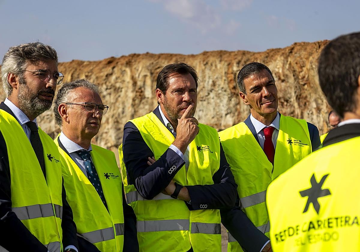 Fotos | Pedro Sánchez y Óscar Puente visitan las obras de la A-58, que unirá Badajoz y Cáceres