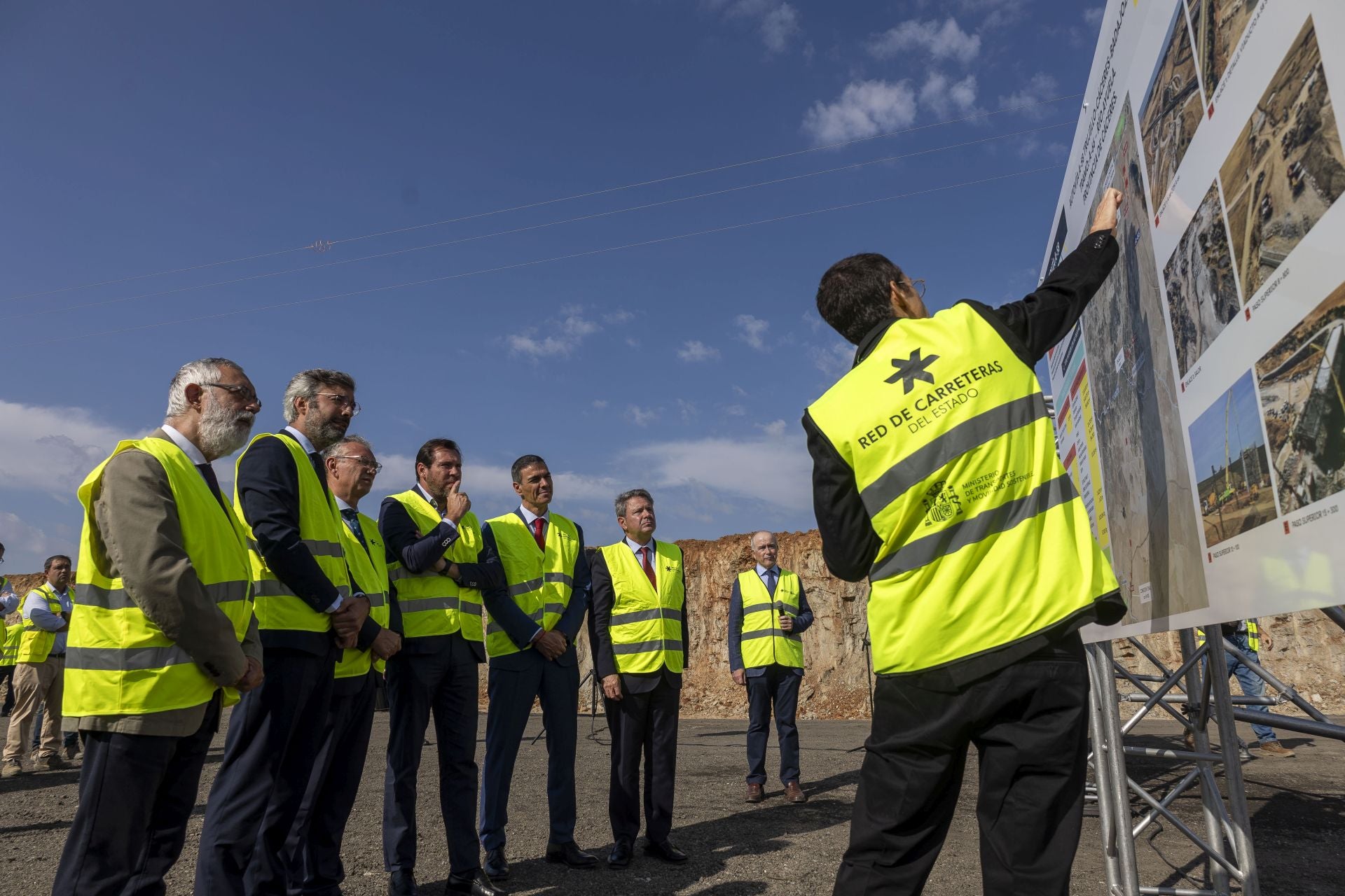 Fotos | Pedro Sánchez y Óscar Puente visitan las obras de la A-58, que unirá Badajoz y Cáceres
