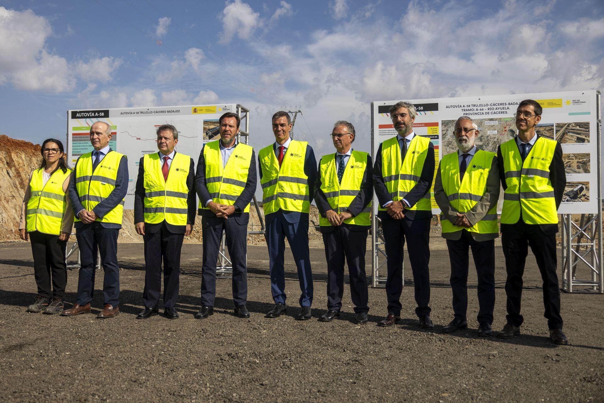 Fotos | Pedro Sánchez y Óscar Puente visitan las obras de la A-58, que unirá Badajoz y Cáceres