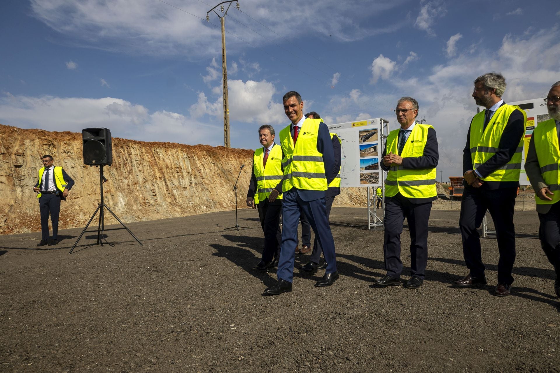 Fotos | Pedro Sánchez y Óscar Puente visitan las obras de la A-58, que unirá Badajoz y Cáceres