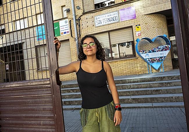 Marta Parra Segovia posa en la puerta del IES San Fernando, donde está matriculada.