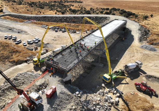 Hormigonado del tablero de un paso superior; en el punto kilométrico 13,300.