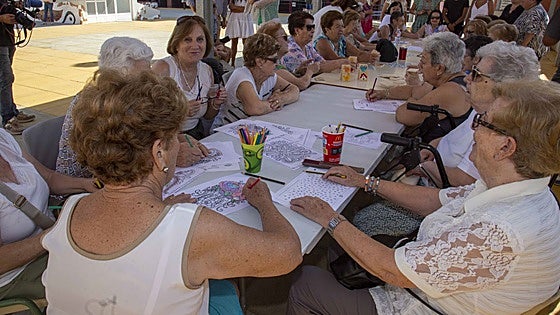 La asociación de vecinos de La Antigua de Mérida homenajea a los mayores de 85 años