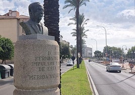 Busto de José Fernández López, descubierto en 1996, en la avenida de su mismo nombre en Mérida.