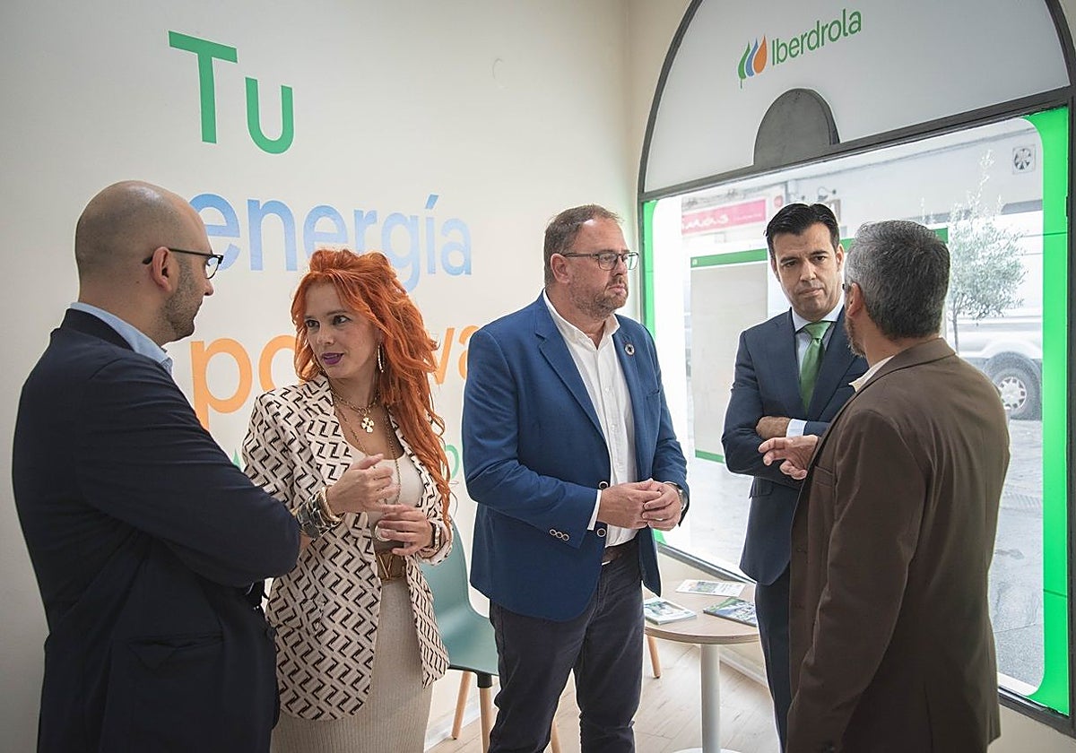 Visita que realizó el alcalde de Mérida, Antonio Rodríguez Osuna, al punto de atención de Iberdrola en la capital extremeña el pasado diciembre. HOY