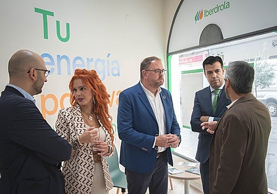 Visita que realizó el alcalde de Mérida, Antonio Rodríguez Osuna, al punto de atención de Iberdrola en la capital extremeña el pasado diciembre. HOY