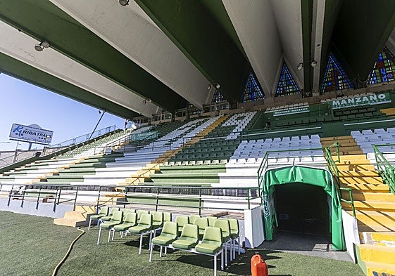 El estadio Príncipe Felipe ya está preparado para recibir al Tenerife en su primer partido de la temporada.