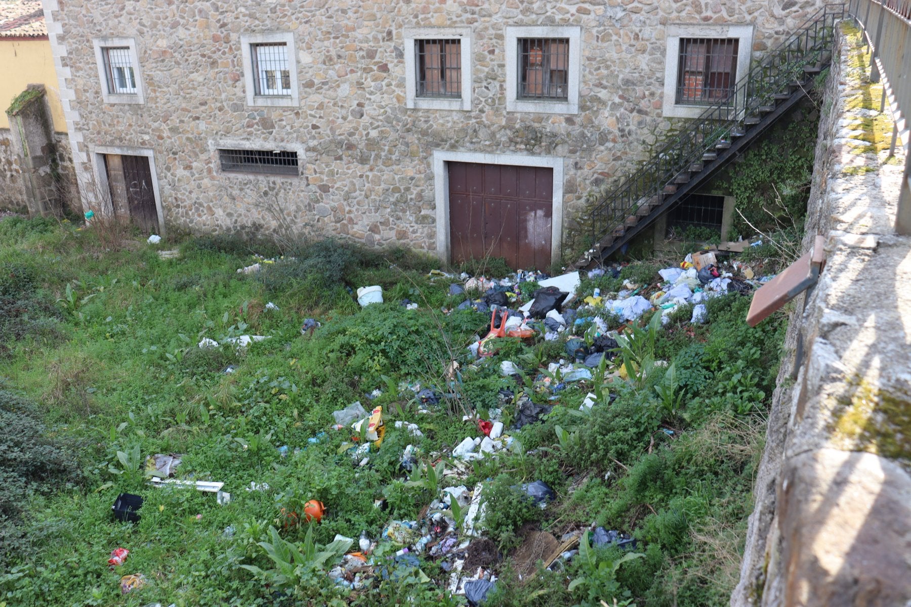 Aspecto habitual de la ribera en San Lázaro, llena de bolsas de basura.