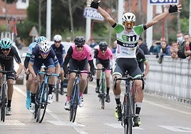 Pablo Lospitao celebra un triunfo con el Electromercantil GR100.