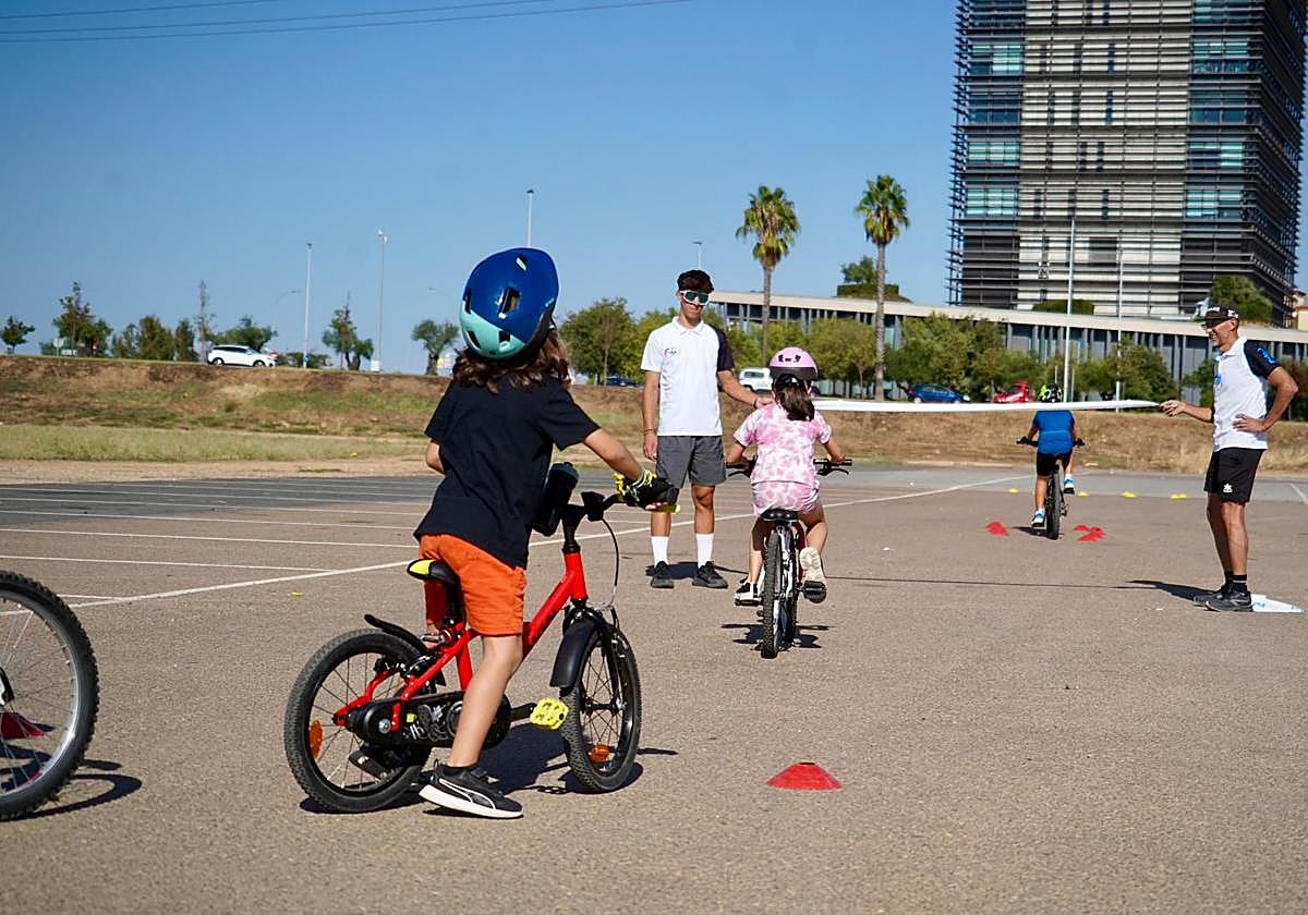 Práctica deportiva de la FMD en la explanada situada junto al Puente Real.