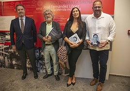 Bieito Rubido, exdirector de ABC; Antonio Vélez; Marisa Gallero, autora del libro, y A. Rodríguez Osuna, este jueves.