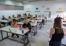 Aspirantes en un examen de oposición en la región.