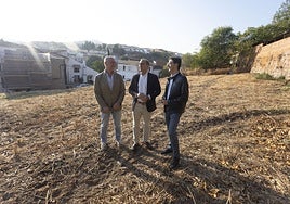 Tirso Leal, Rafael Mateos y Víctor Bazo en la visita a la parcela este jueves.