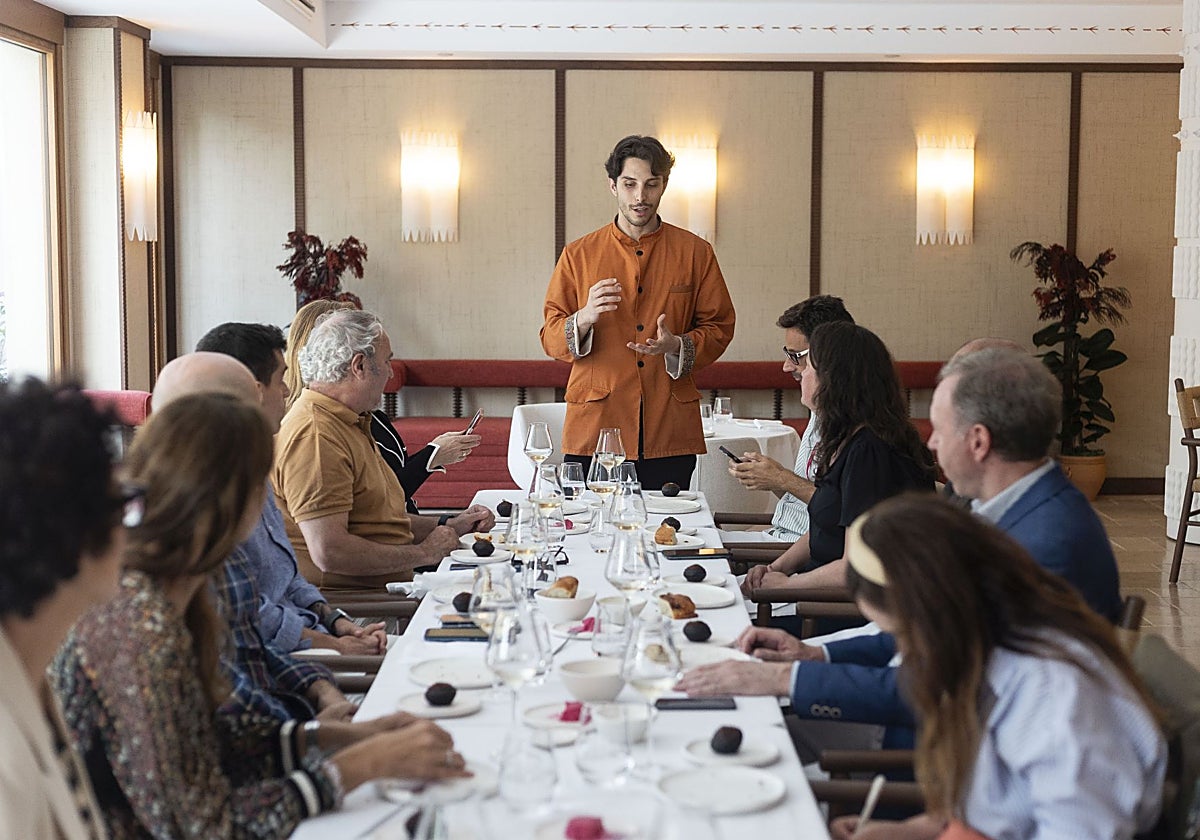 José Luis Ramos, maître del restaurante del Palacio de Godoy, en Cáceres, explica a los comensales las propuestas del chef.