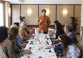 José Luis Ramos, maître del restaurante del Palacio de Godoy, en Cáceres, explica a los comensales las propuestas del chef.
