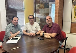 Antonio Vélez, delegado de Cultura, junto a Paco Bermudo y Raúl Lérida, para preparar el acto de la Politécnica. Los tres son exalumnos del centro universitario.
