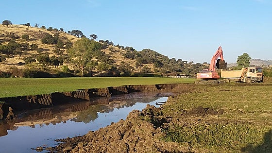 Comienza la limpieza de fango del embalse de Valencia del Ventoso tras años de lucha vecinal por la calidad del agua