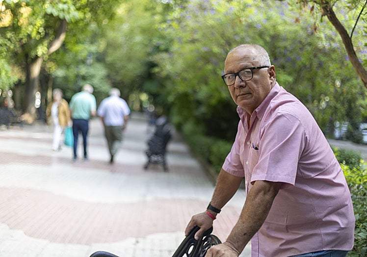 Rafael Colmenarez en el Paseo de Cánovas de Cáceres.