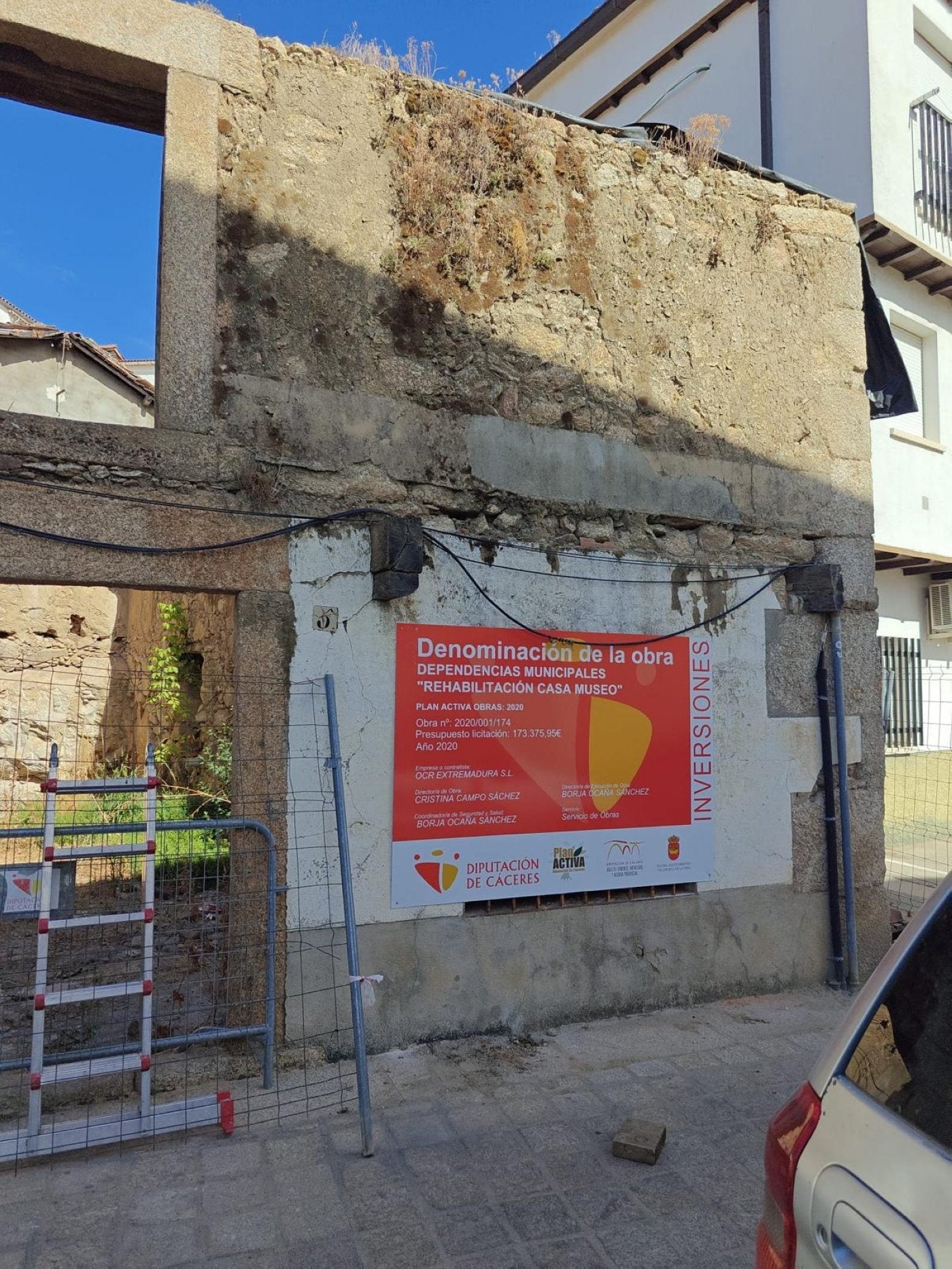 Fachada de la casa que se está rehabilitando.