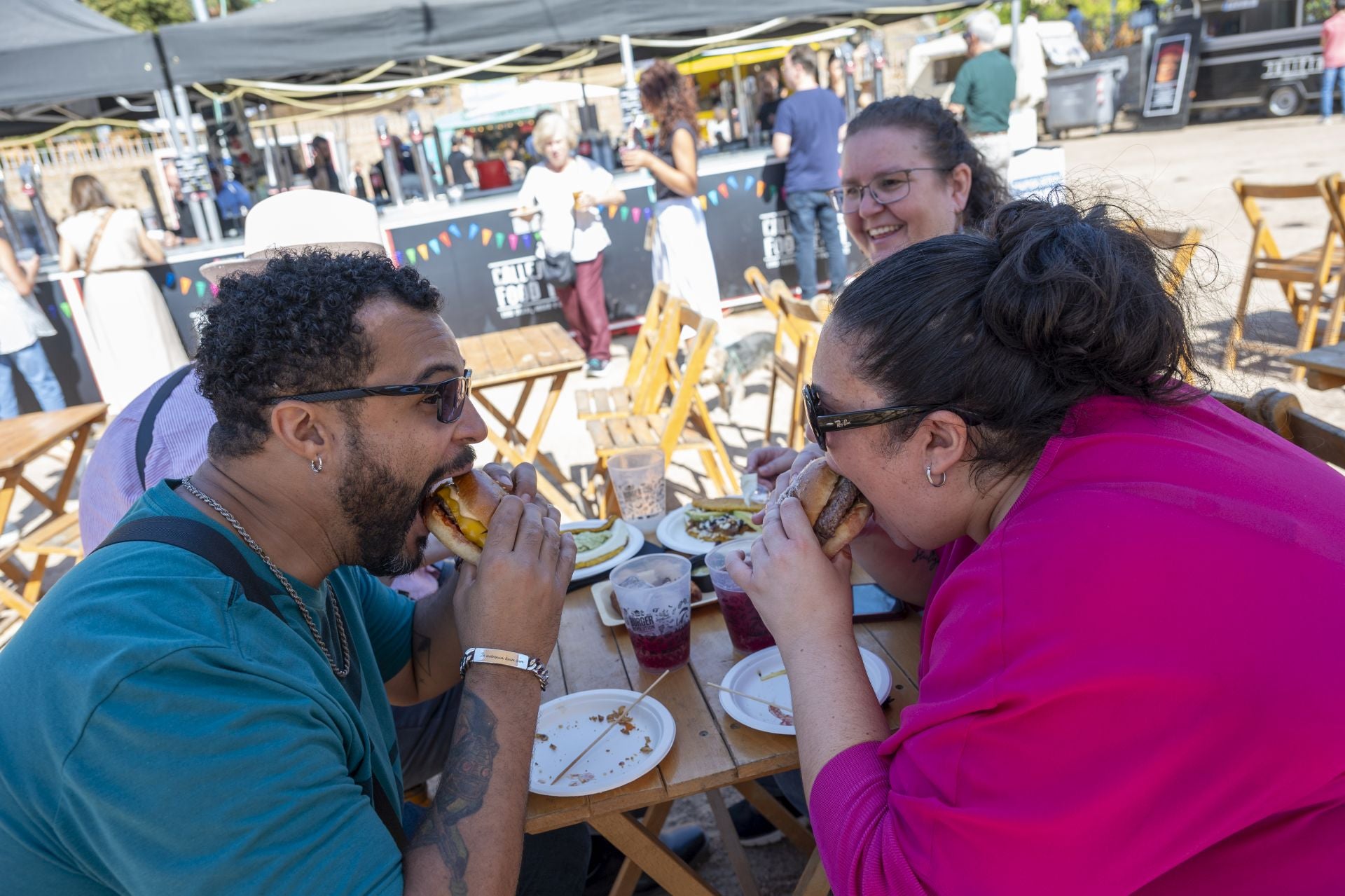 El público dispone de mesas y sillas para degustar hamburguesas, perritos, gyozas, burritos o bocatas. 