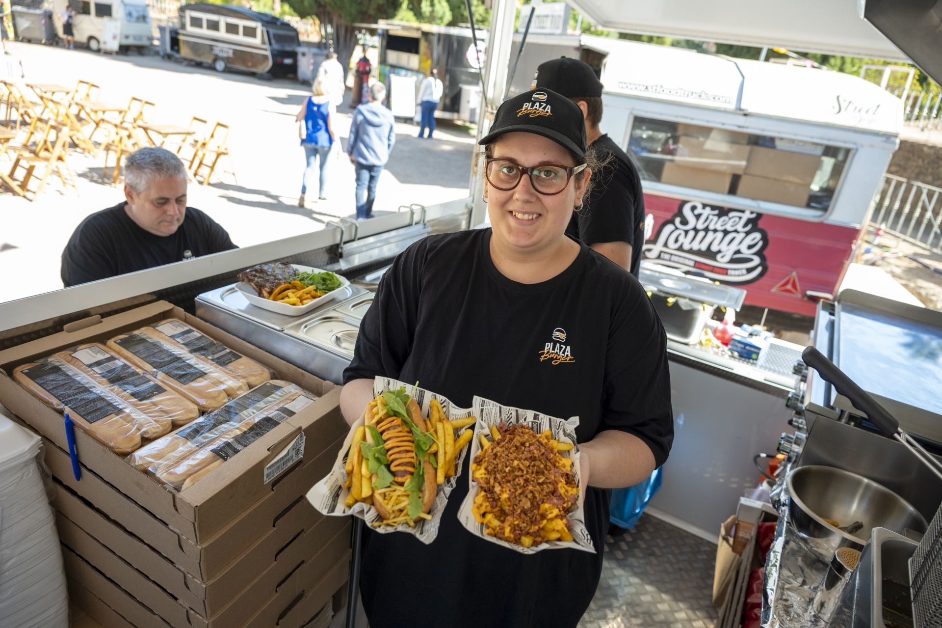 María muestra dos de las elaboraciones de de su 'foodtruck', llamada 'Plaza Burger Sevilla'. Tras salir por primera vez de Andalucía, en unos días regresan a la provincia de Badajoz para estar en Aceuchal.