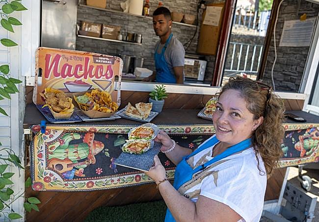 Sandra llega con dos 'gastronetas' desde Castellón.