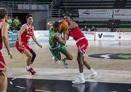 Patrick Lima pugna por un balón en el duelo de este sábado en el Multiusos ante la Cultural.