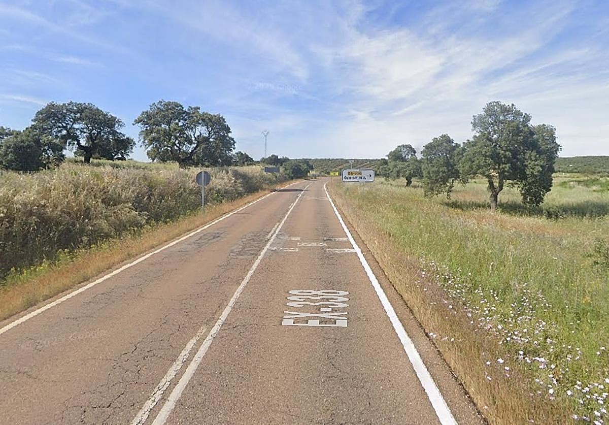 Un tramo previo al cruce de la EX-338 con la carretera BA-056.