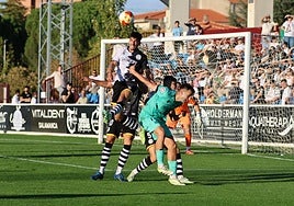 Gaizka intenta rematar un balón colgado en área rival.