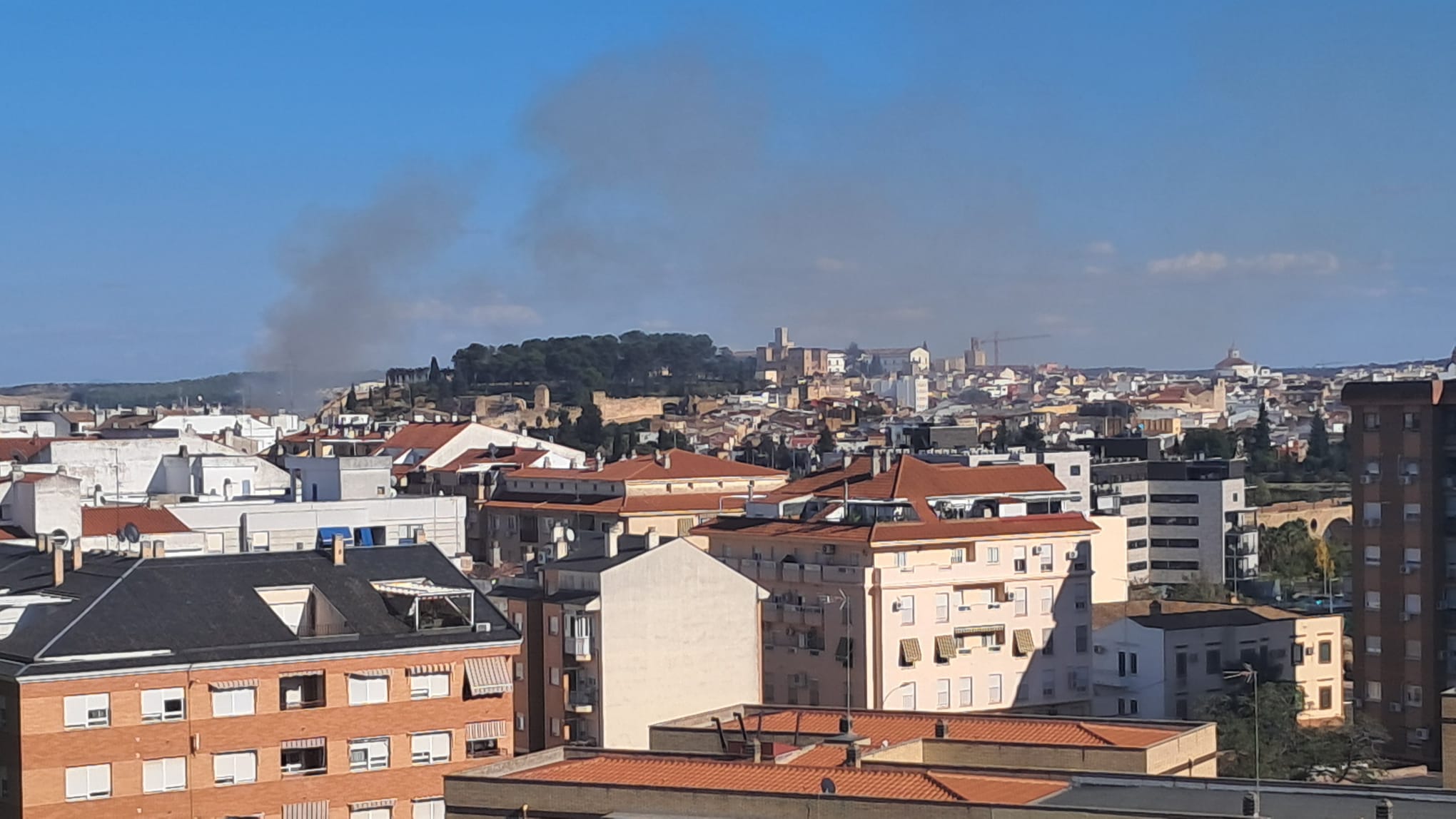 Columna de humo, junto a la Alcazaba de Badajoz.