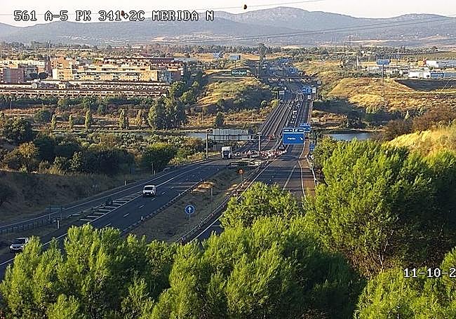 Circulación este sábado en la A-5 en Mérida, a la altura del viaducto sobre el Guadiana.
