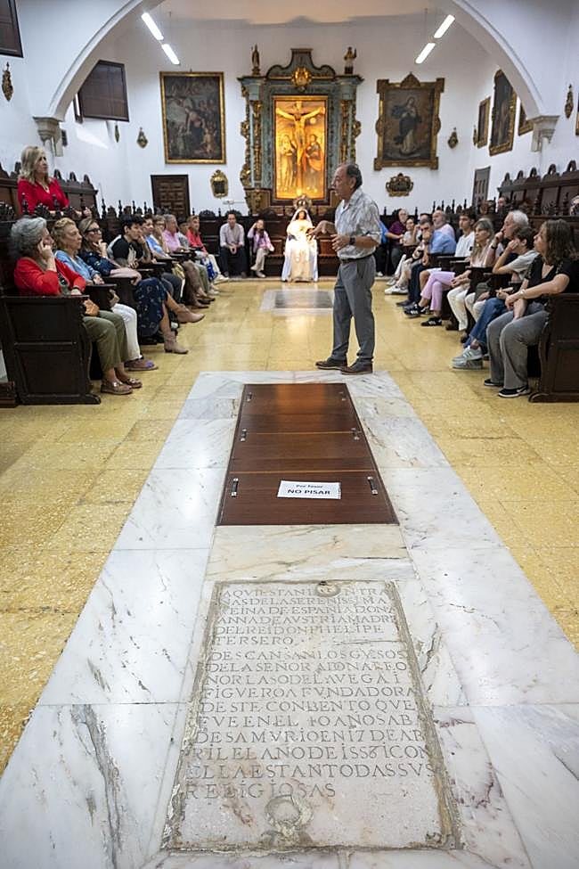 Tumba de la reina Ana de Austria, donde se conservan sus entrañas y el hijo que perdió embarazada, al morir en Badajoz.