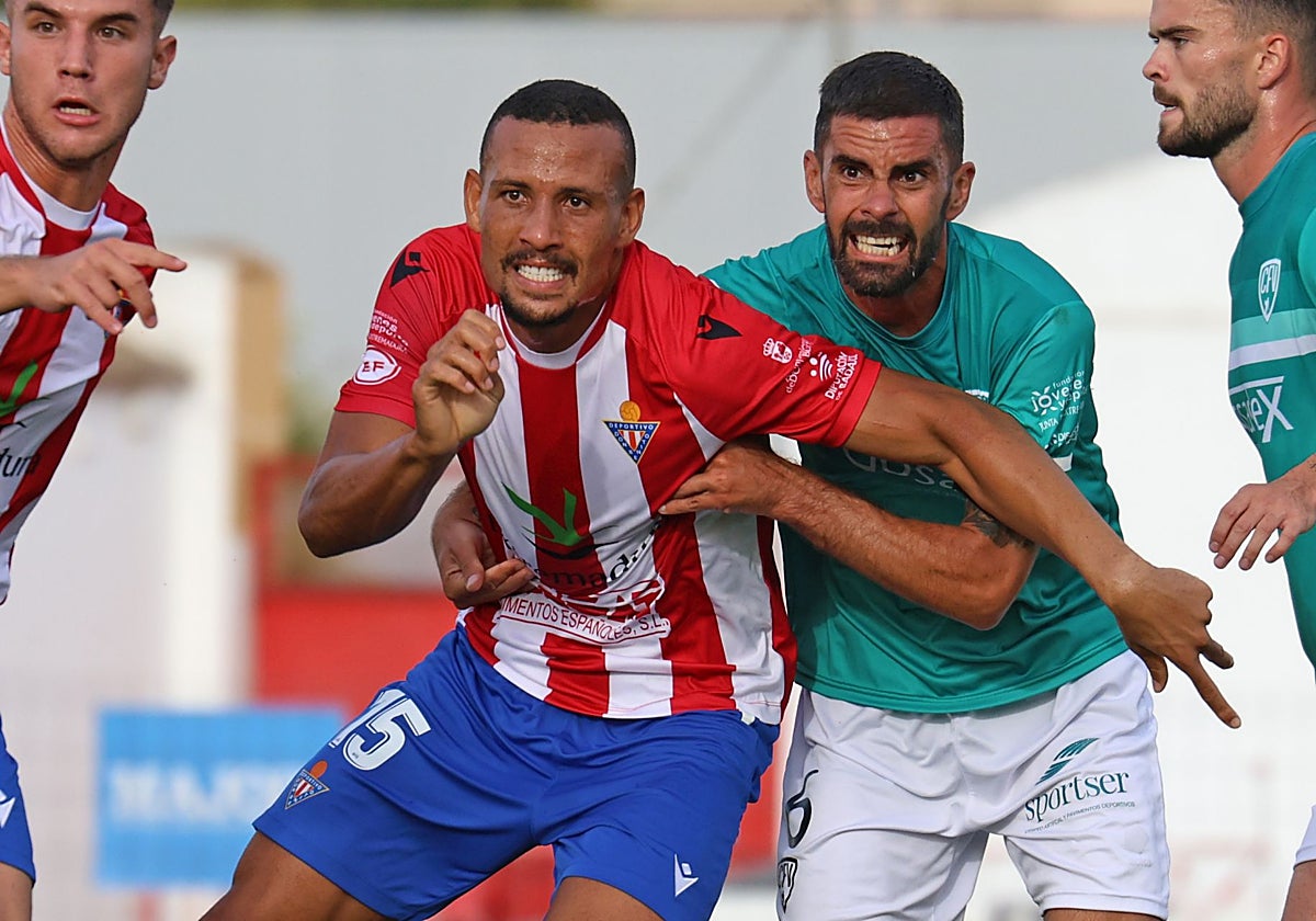 Matheus y Pajuelo en uno de los derbis de la pasada temporada.